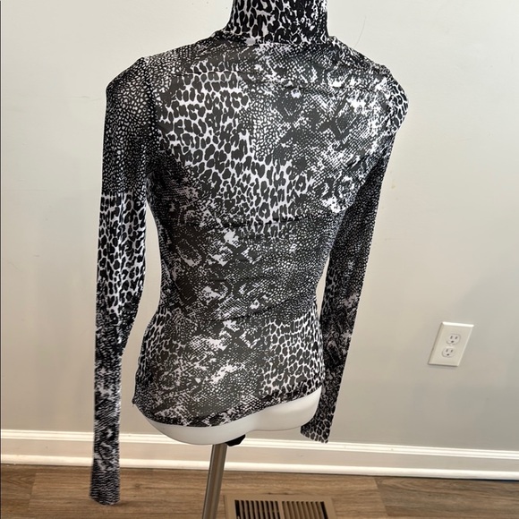 XS or Small Stretchy Sheer Leopard Print Long Sleeve Women's Top - Picture 3 of 5